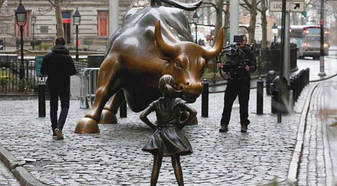 La nuova statua sfida il toro di Wall Street