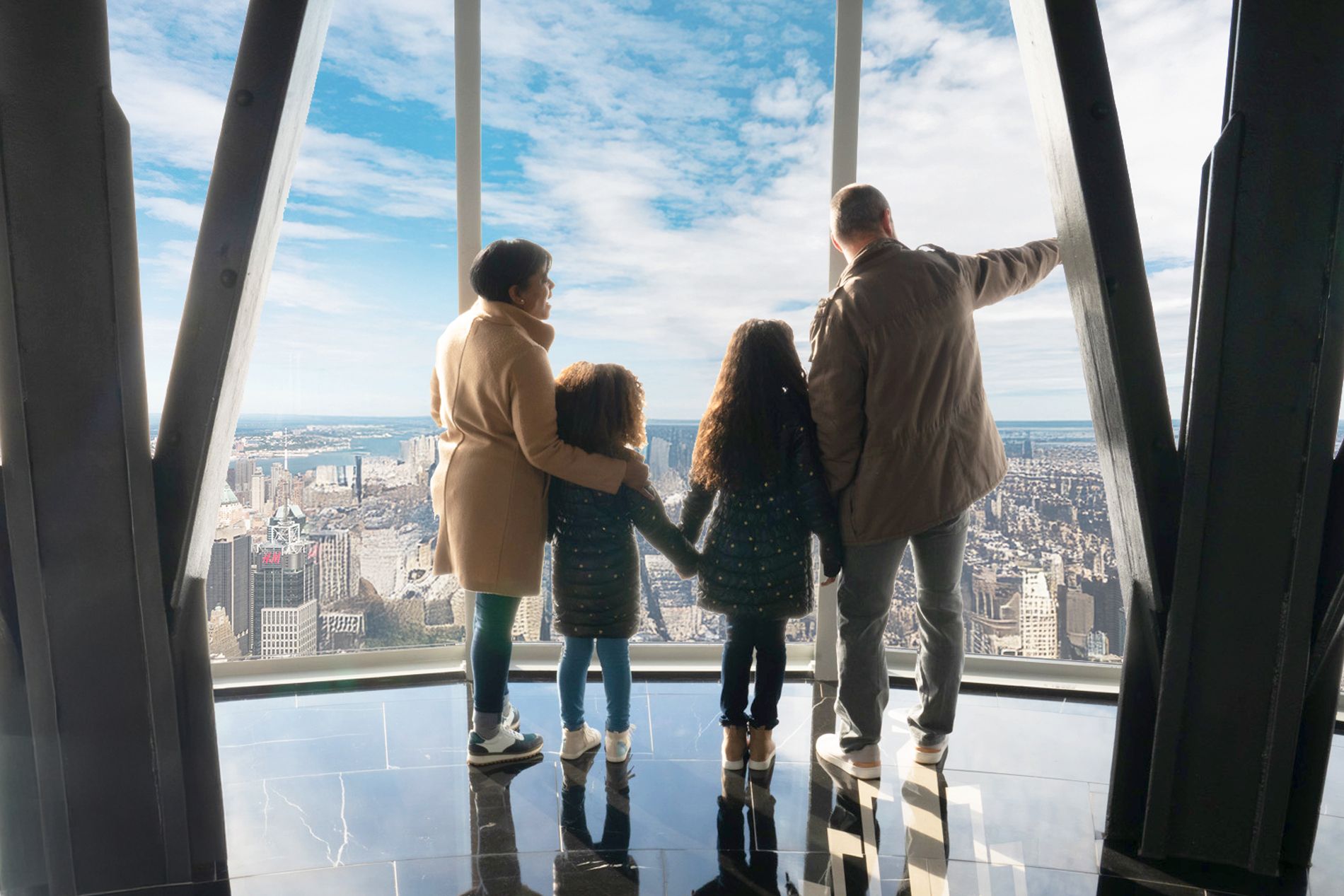 Famiglia che ammira la vista dal 102º piano dell'Empire State Building a New York