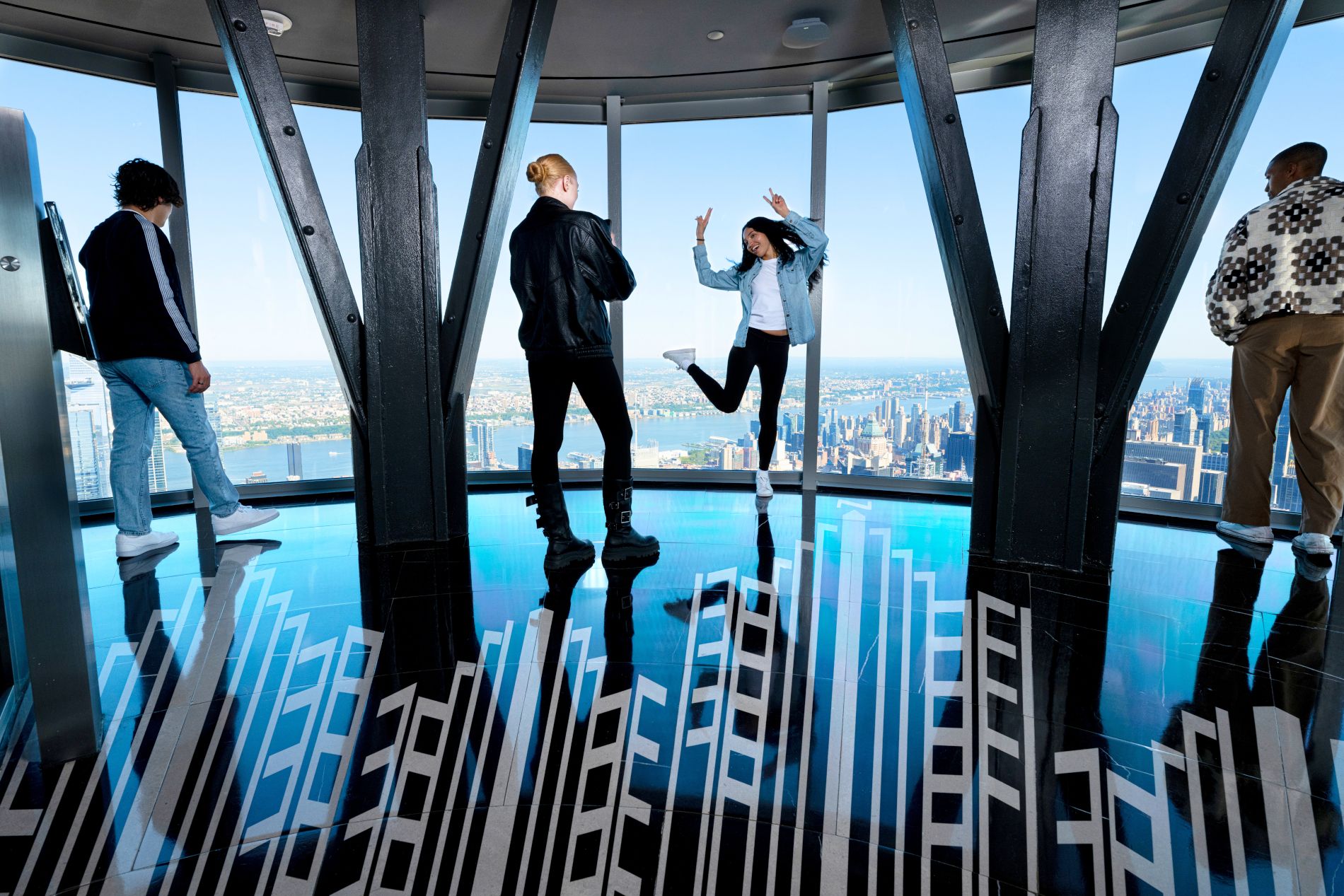 Turisti che scattano foto al 102º piano dell'Empire State Building a New York