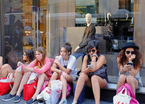 Ragazze che fanno shopping a New York