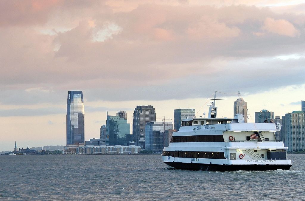 Bateau voguant sur l'Hudson River à New York