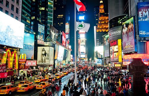 Times Square di notte. (Foto Ray Lac)