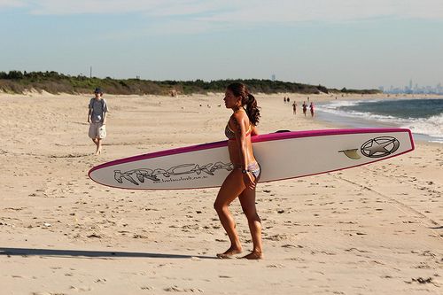 Una surfeuse à Sandy Hook