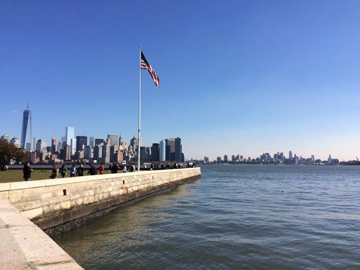 La bandiera americana sventola orgogliosamente su Ellis Island