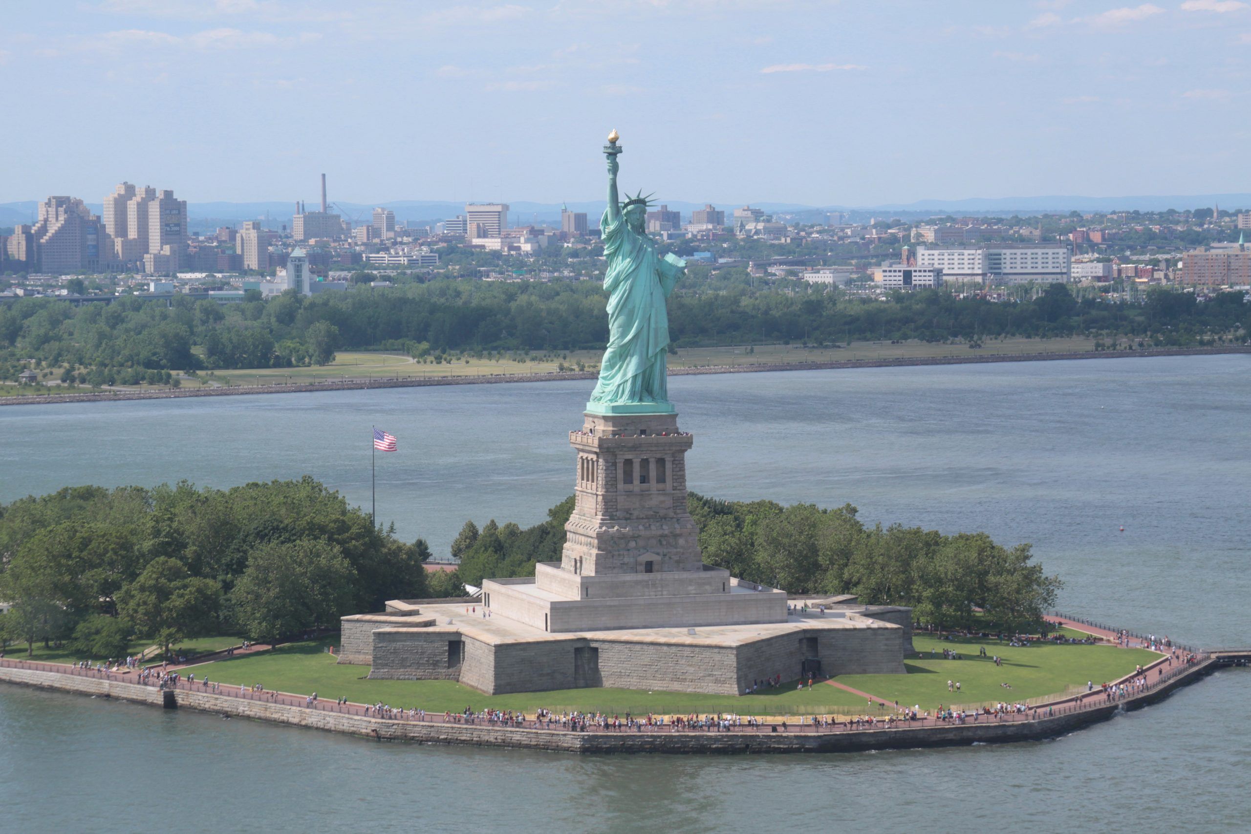 statua della libertà vista da elicottero new york