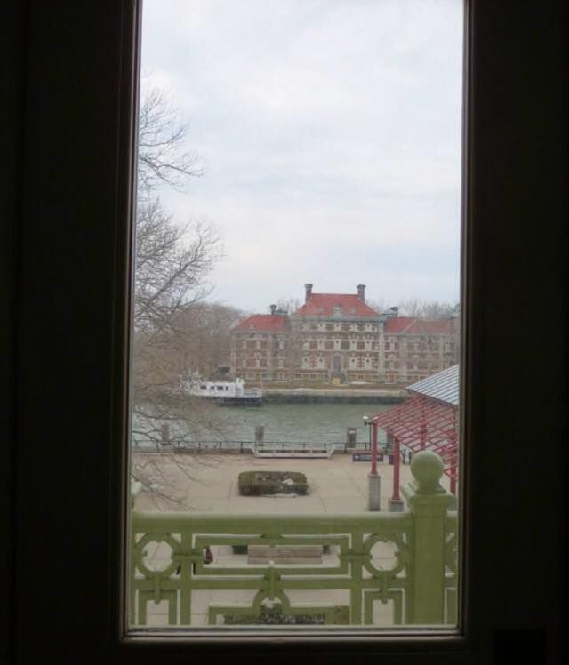 Vista sulla piccola rada di Ellis Island