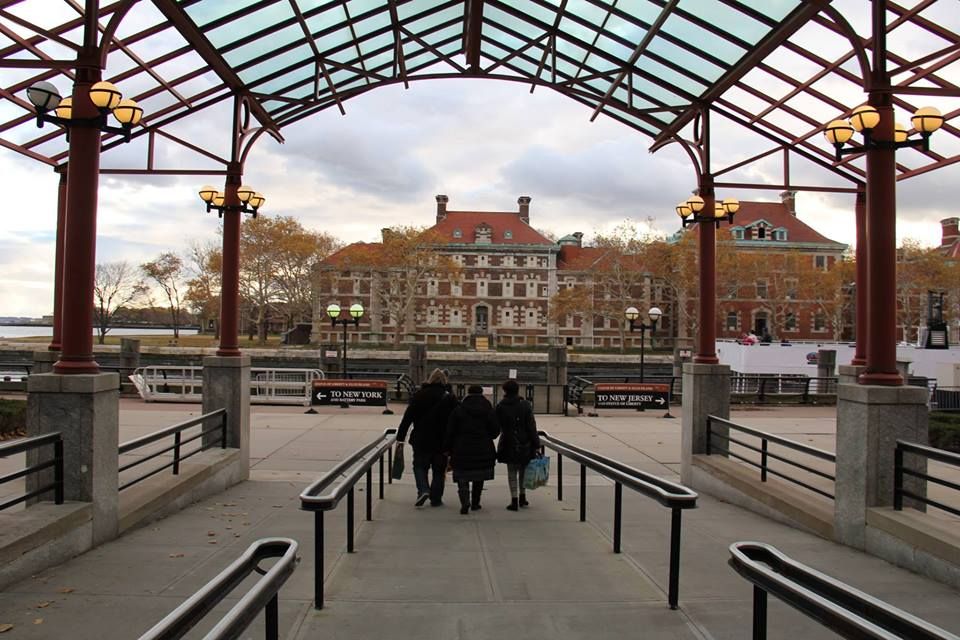 Vista dal portico dell'edificio principale di Ellis Island
