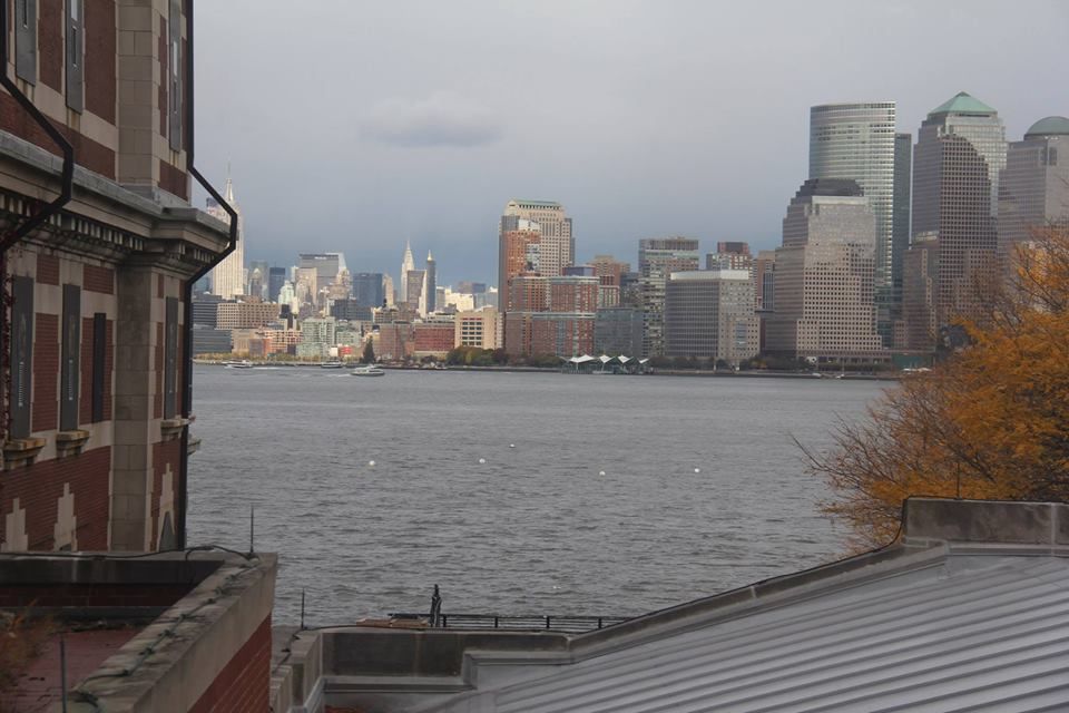Vista su Manhattan da una finestra dell'edificio principale di Ellis Island