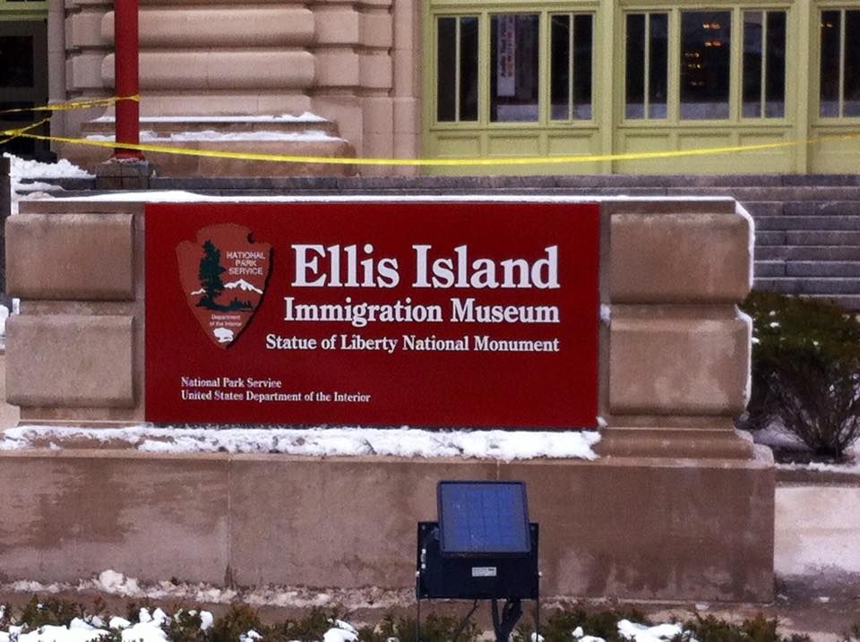 Cartello che segna l'ingresso di Ellis Island