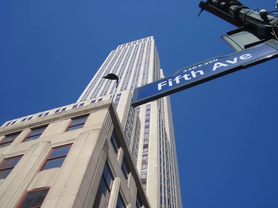 L'Empire State Building visto dalla Fifth Avenue.