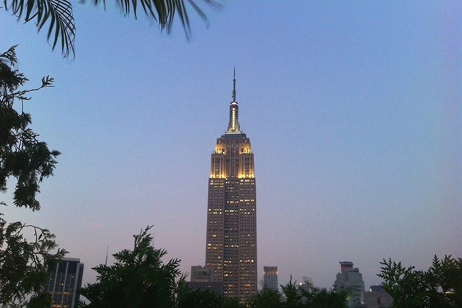 Vista dell'Empire State Building dal rooftop bar 230 Fifth.