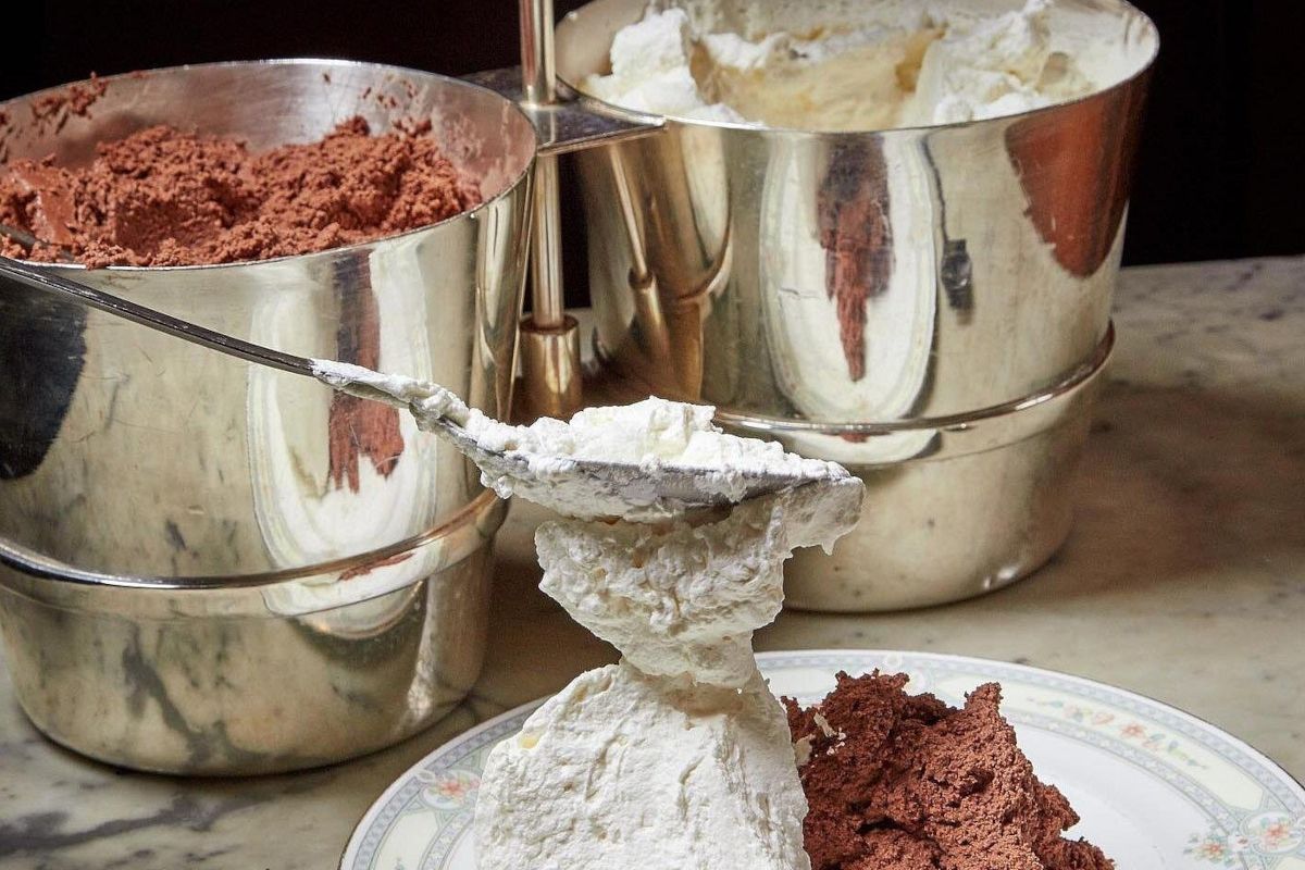 Mousse al cioccolato nel ristorante Bond 45 a New York