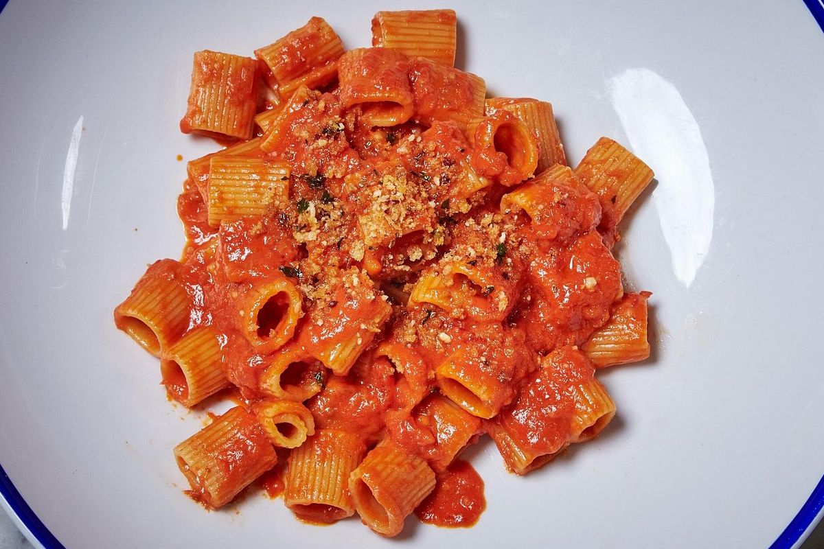 Piatto di pasta al pomodoro nel ristorante Bond 45 a New York