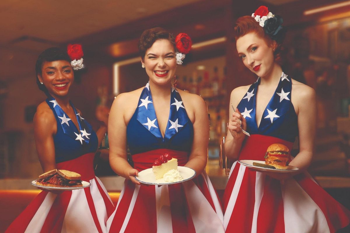 Cena spettacolo pin-up al Brooklyn Deli di New York