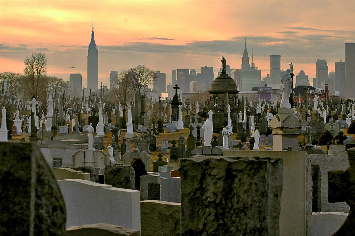 Calvary: un cimitero di fronte ai grattacieli di New York