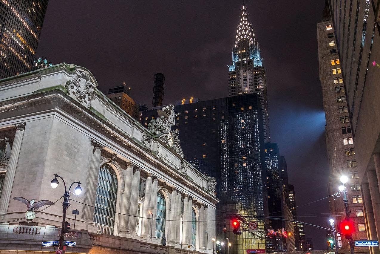 Il Chrysler Building e la stazione di Grand Central Terminal di notte