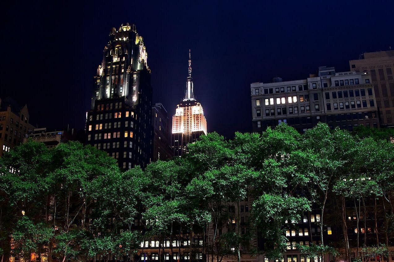 Vista notturna della guglia dell'Empire State Building da Bryant Park