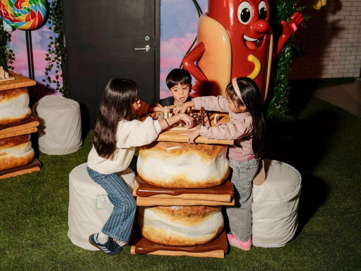 Tre bambini che giocano a scacchi a iCandy NYC a New York