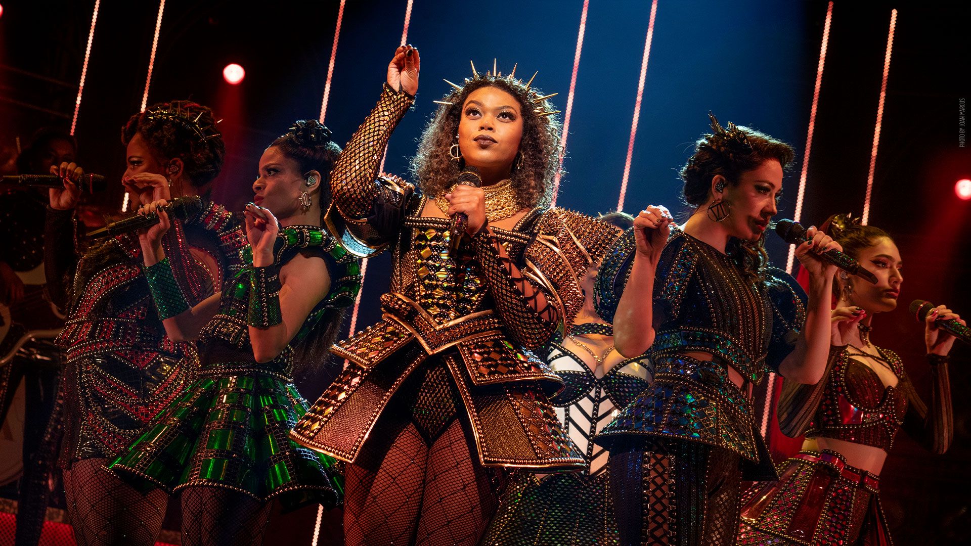 Scena del musical SIX a Broadway a New York