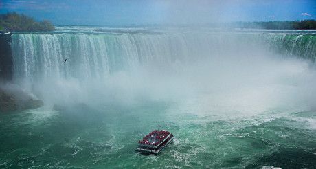 Vola verso le Cascate del Niagara!