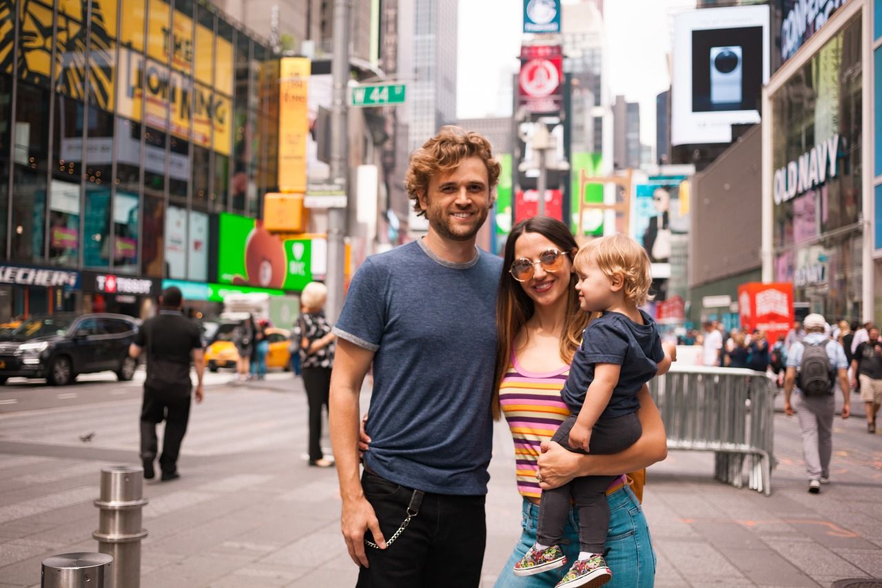 Parents avec leur enfant sur Times Square à New York