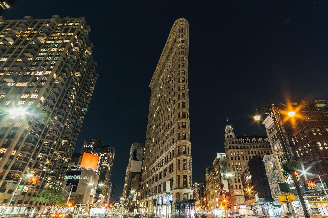 Vista notturna del Flatiron Building a New York