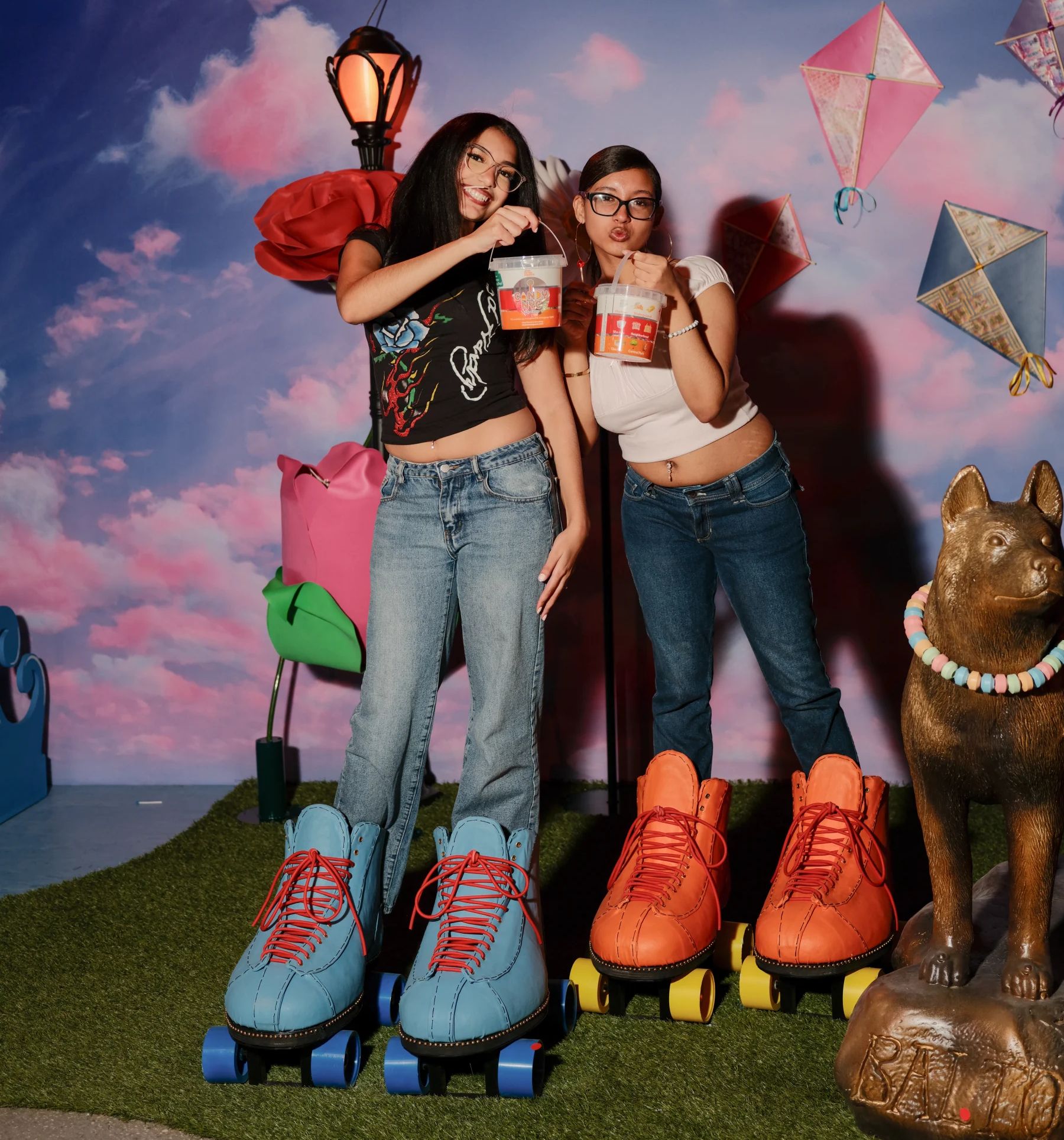 Ragazze con il loro secchio di caramelle nell'attrazione iCandy NYC a New York