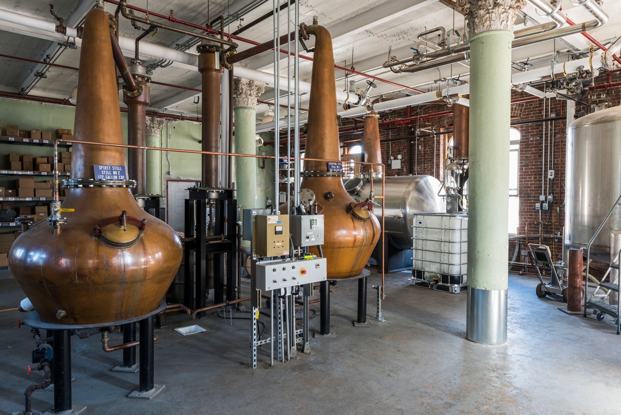 Sala degli alambicchi della Kings County Distillery a New York