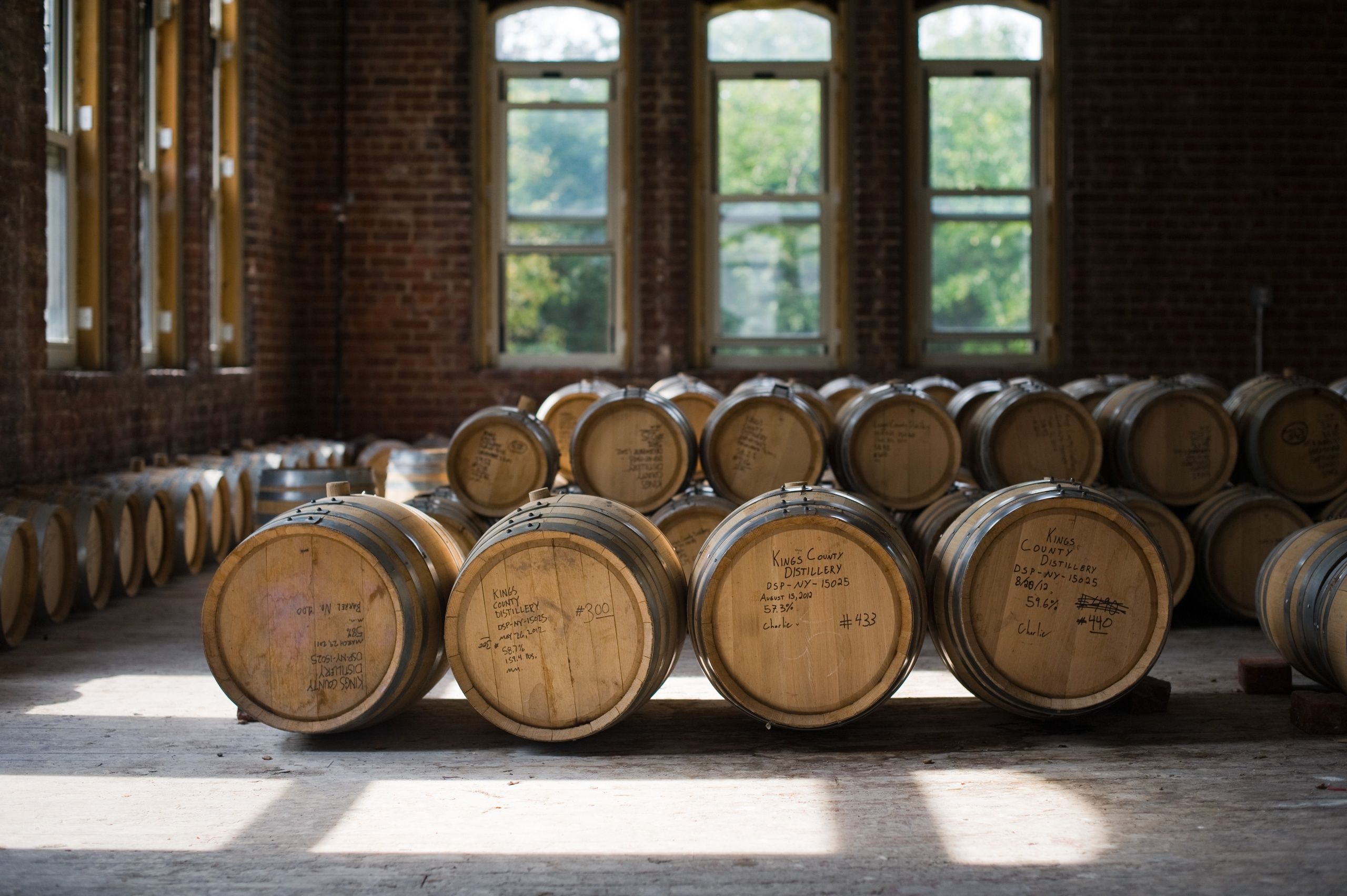 Le botti di quercia della distilleria di whisky Kings County Distillery a New York