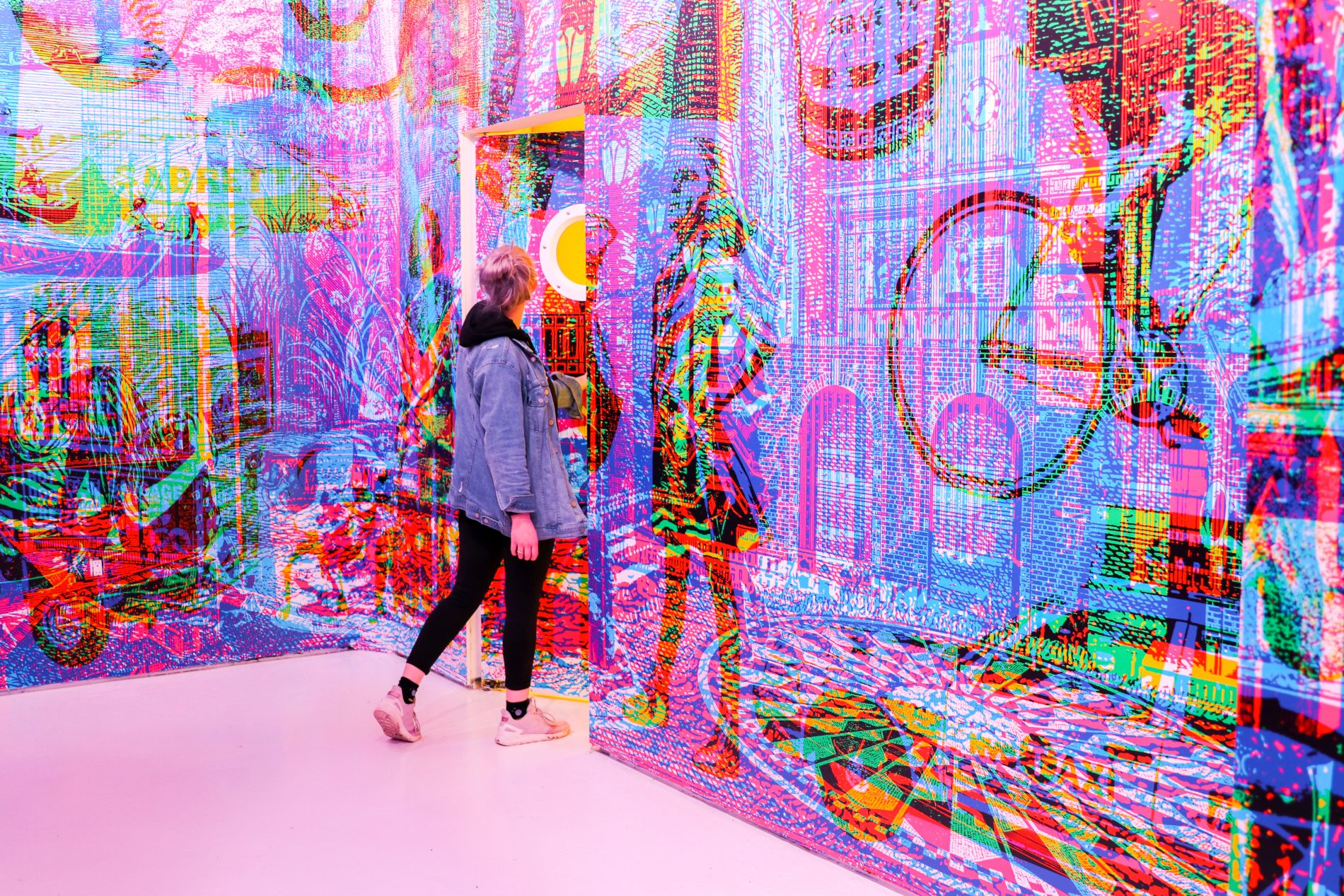 Visitatrice in una sala della Color Factory New York
