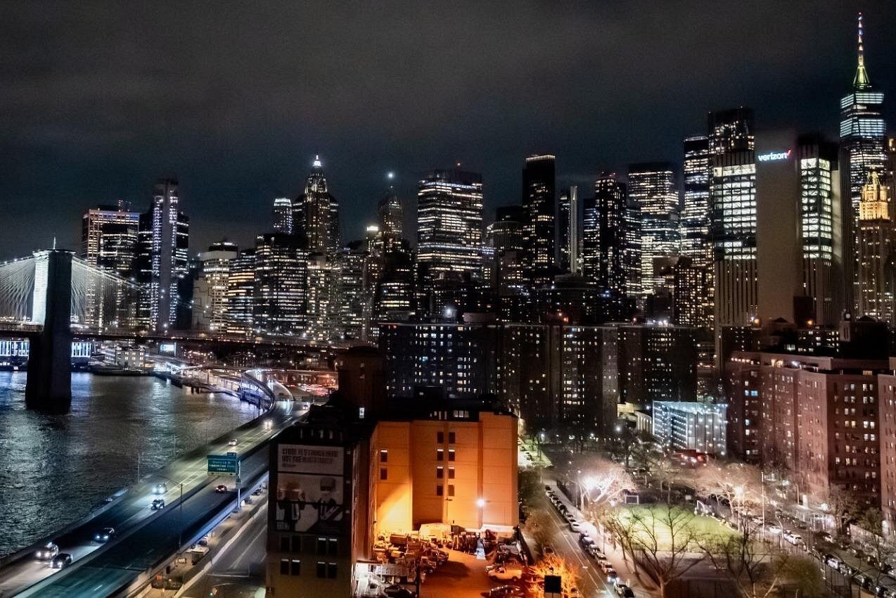 Vista notturna del Financial District di New York dal Manhattan Bridge