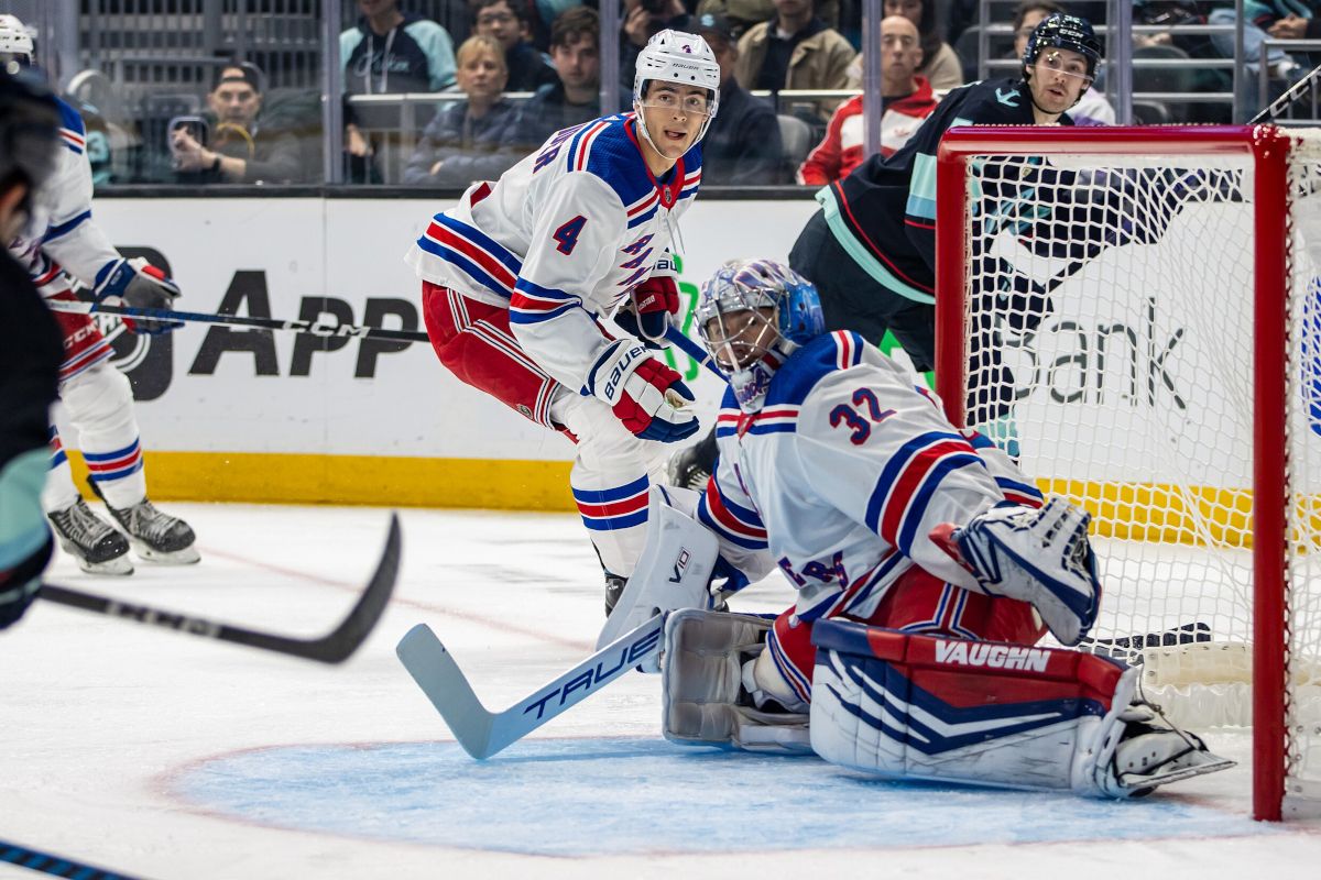 portiere della squadra dei New York Rangers durante una partita di NHL