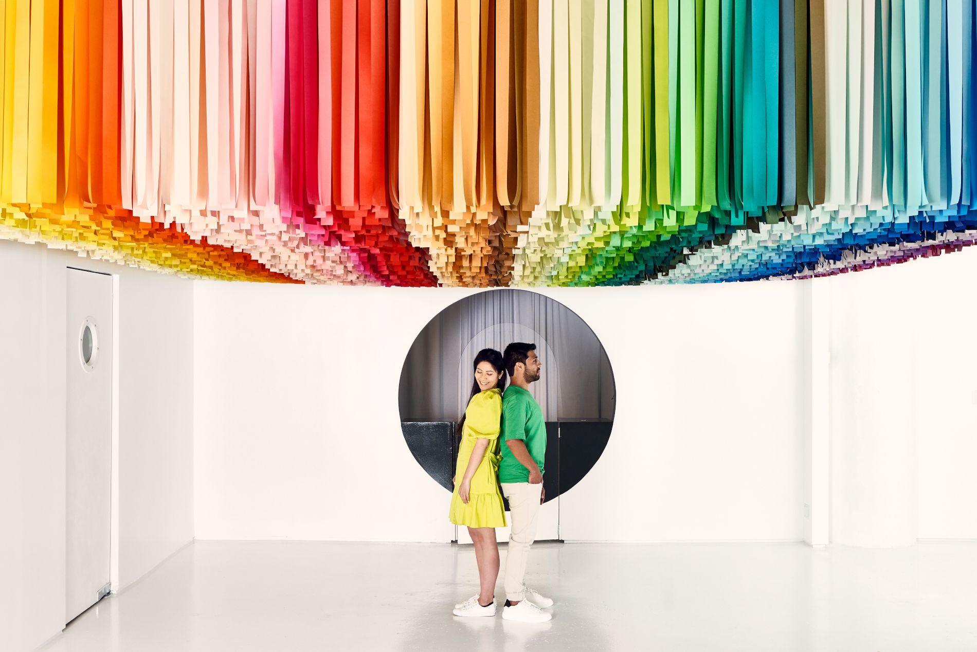 coppia che visita una sala della Color Factory New York