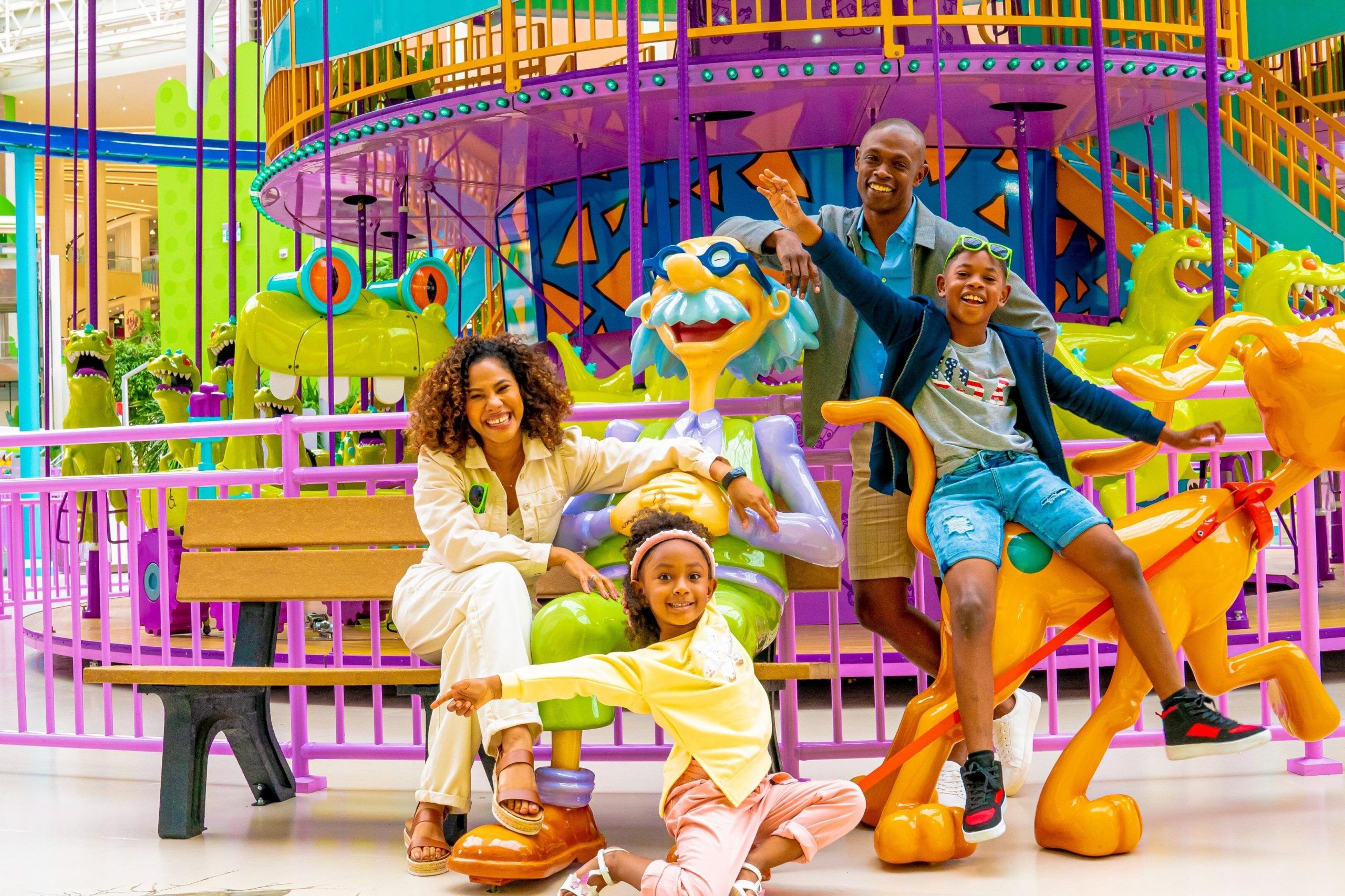 Famiglia nel parco Nickelodeon Universe New York