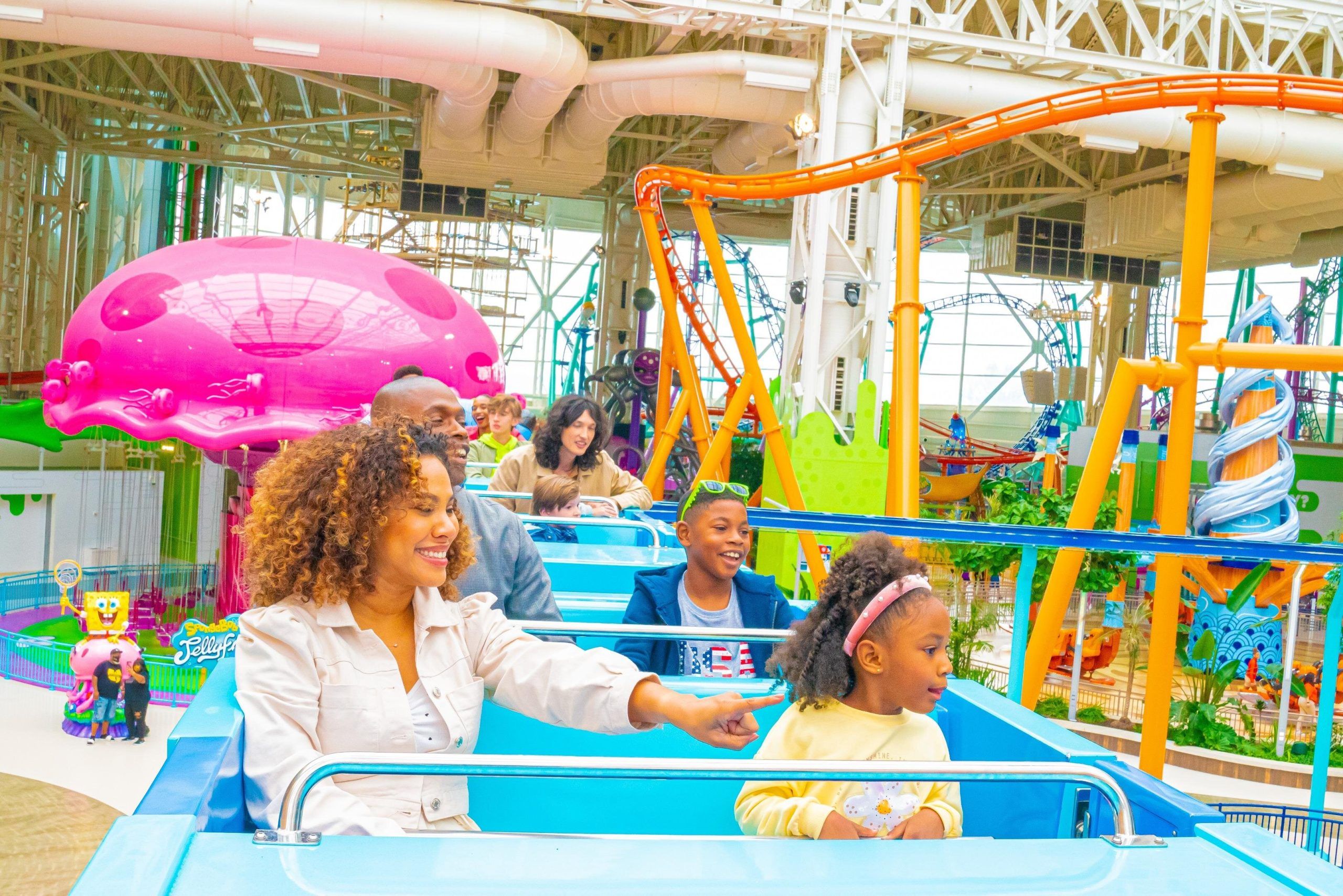 Famiglia nel parco Nickelodeon Universe New York