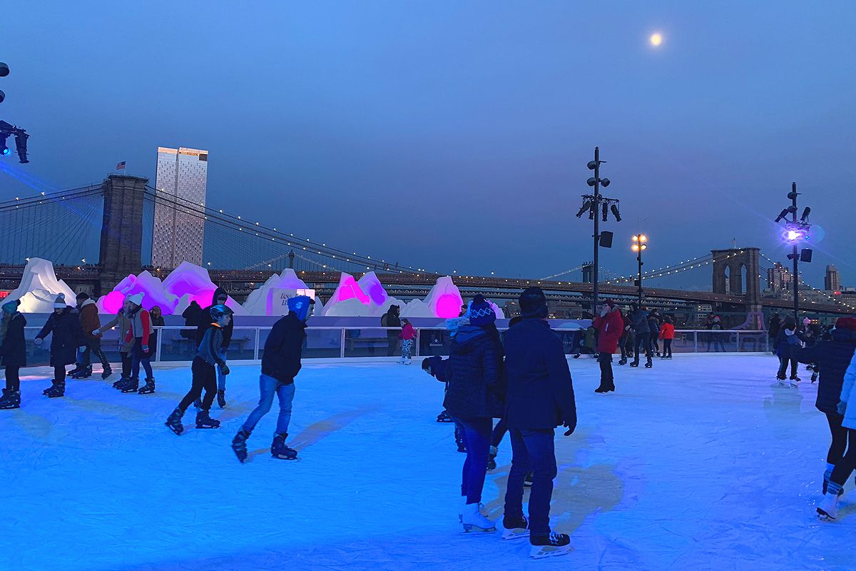 La pista di pattinaggio del South Street Seaport a New York