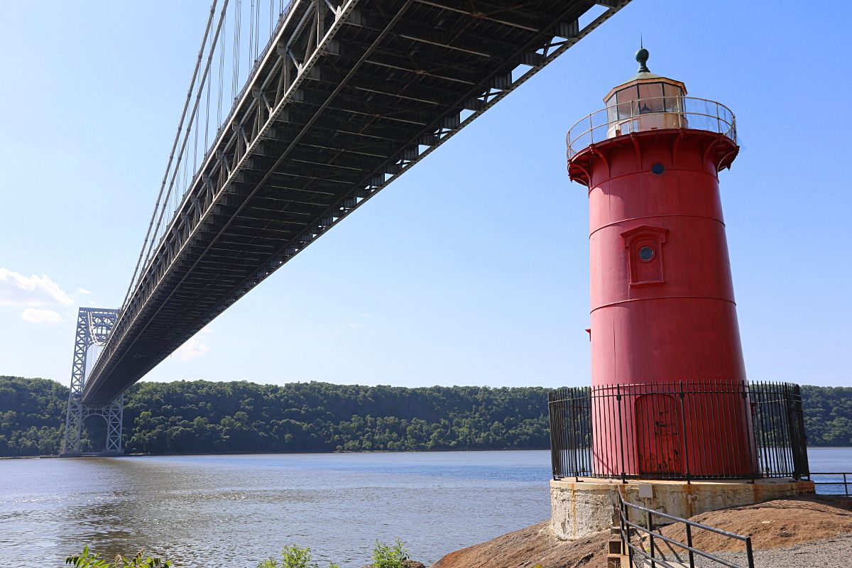 Alla scoperta del piccolo faro rosso di New York