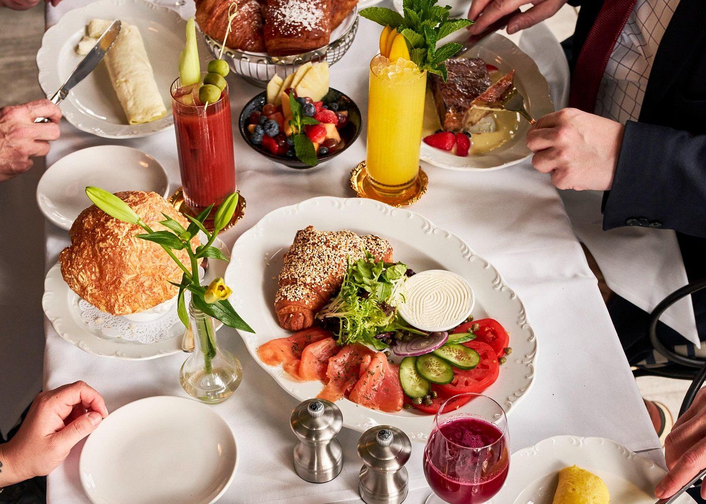 Tavolo con piatti al ristorante Paris Bar a New York