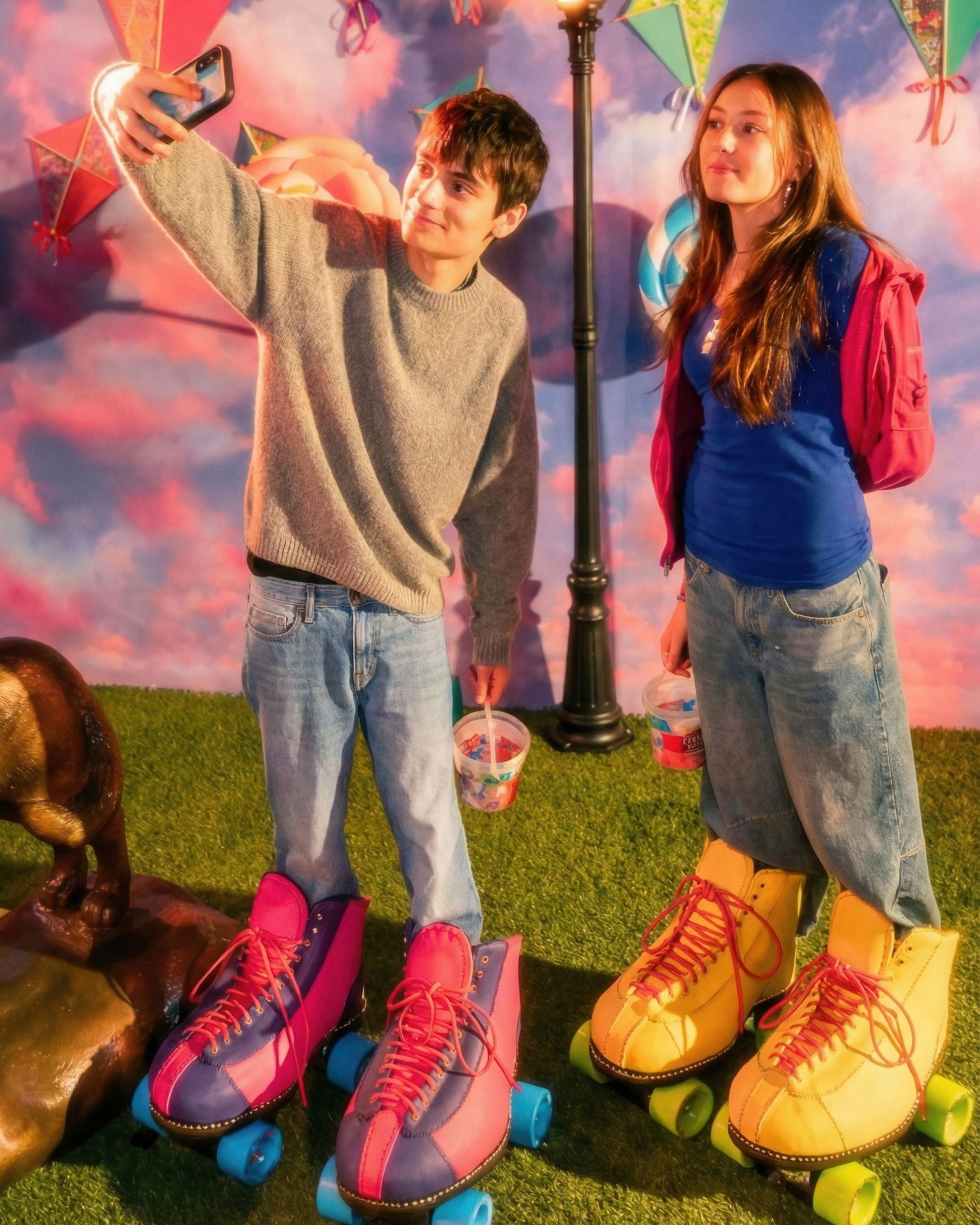Adolescenti che si fotografano nell'attrazione iCandy NYC a New York