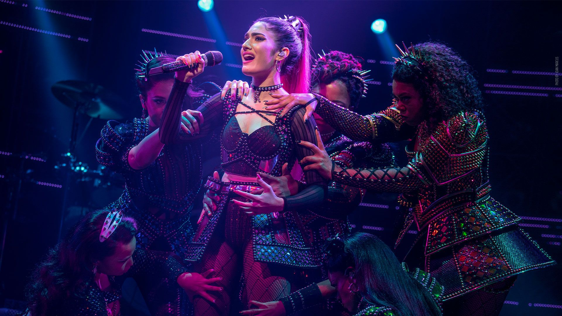 Solo di una cantante del musical SIX a New York