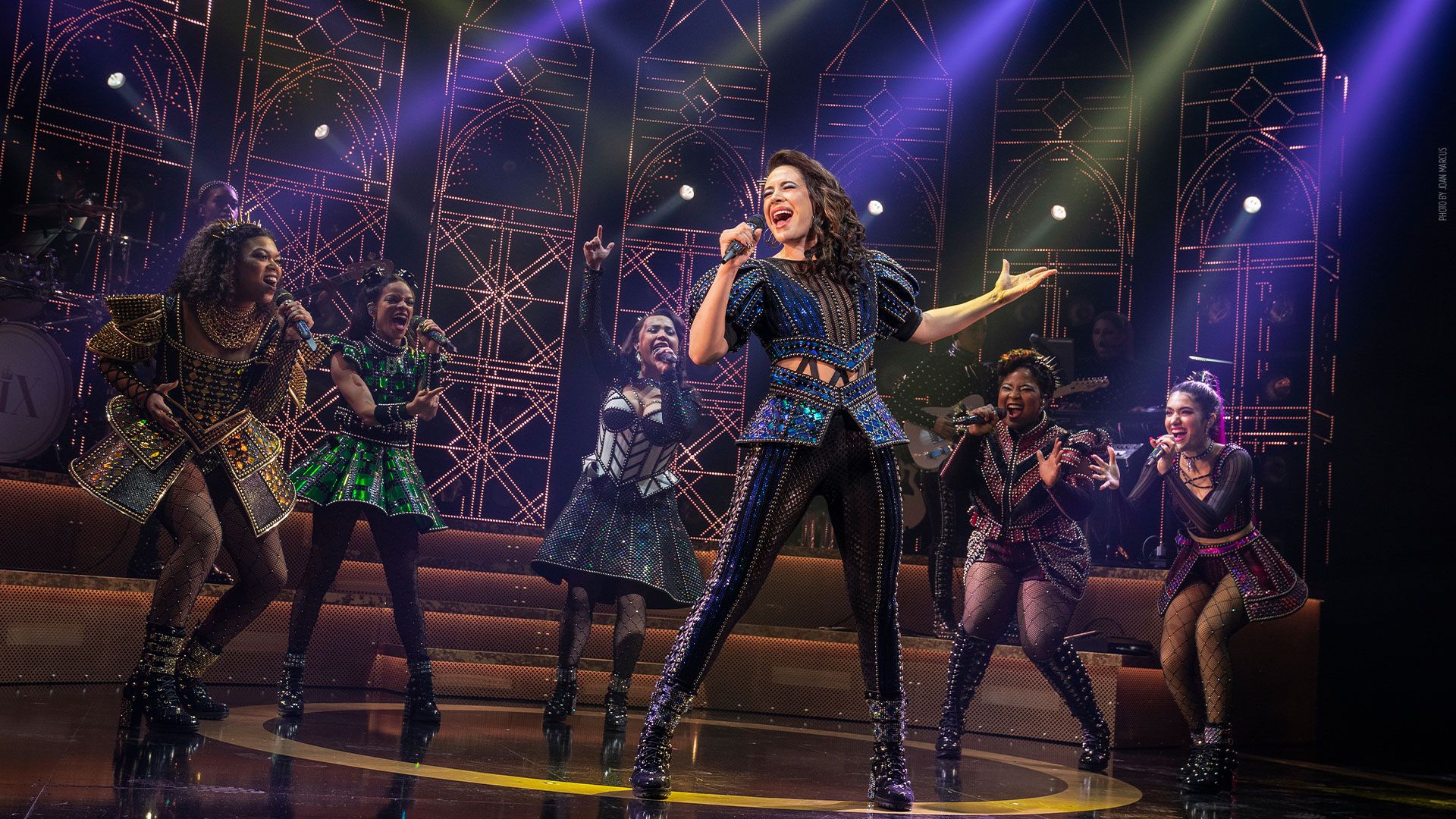 Le sei cantanti del musical SIX a Broadway