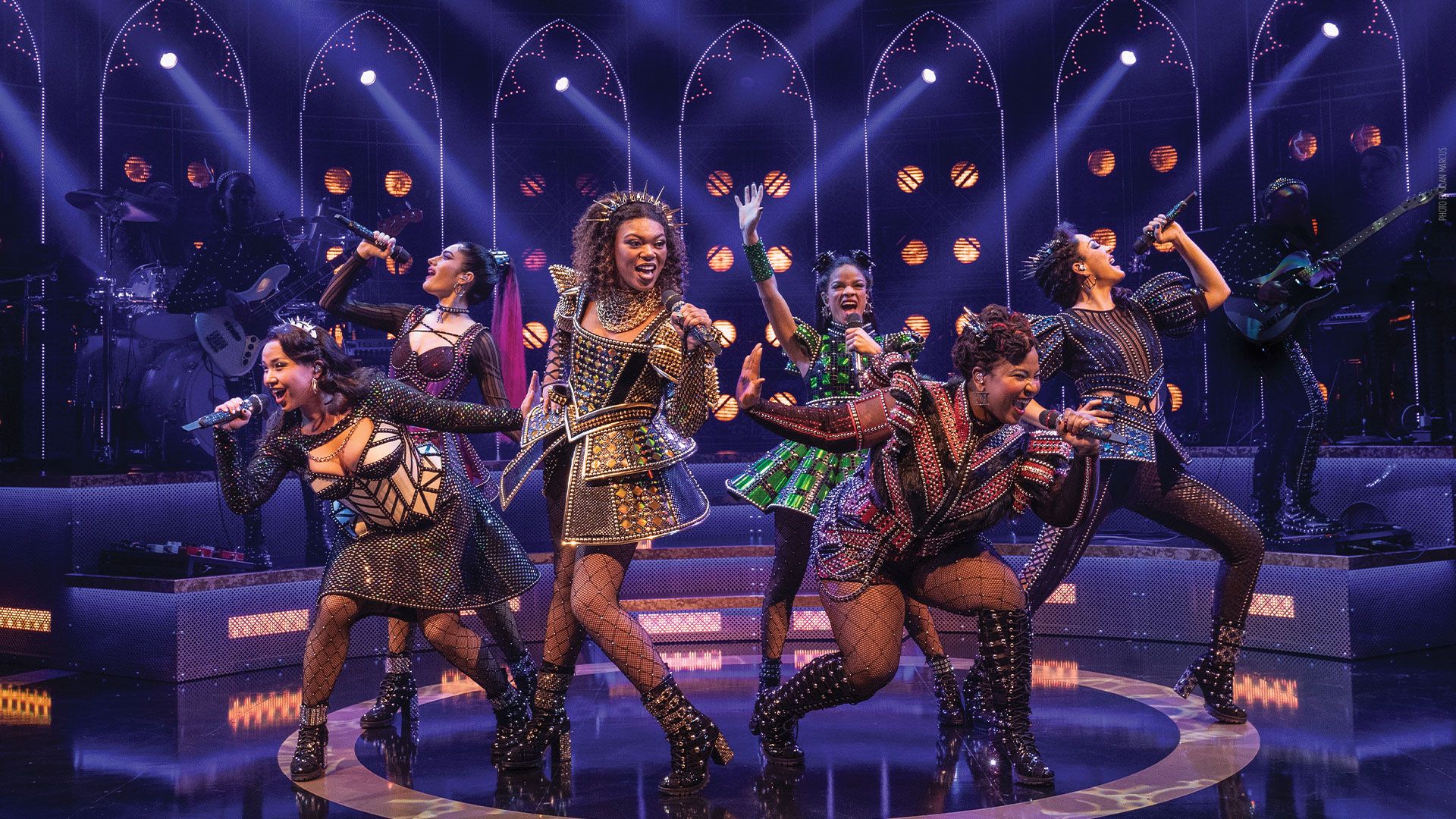 Le sei cantanti del musical SIX a Broadway