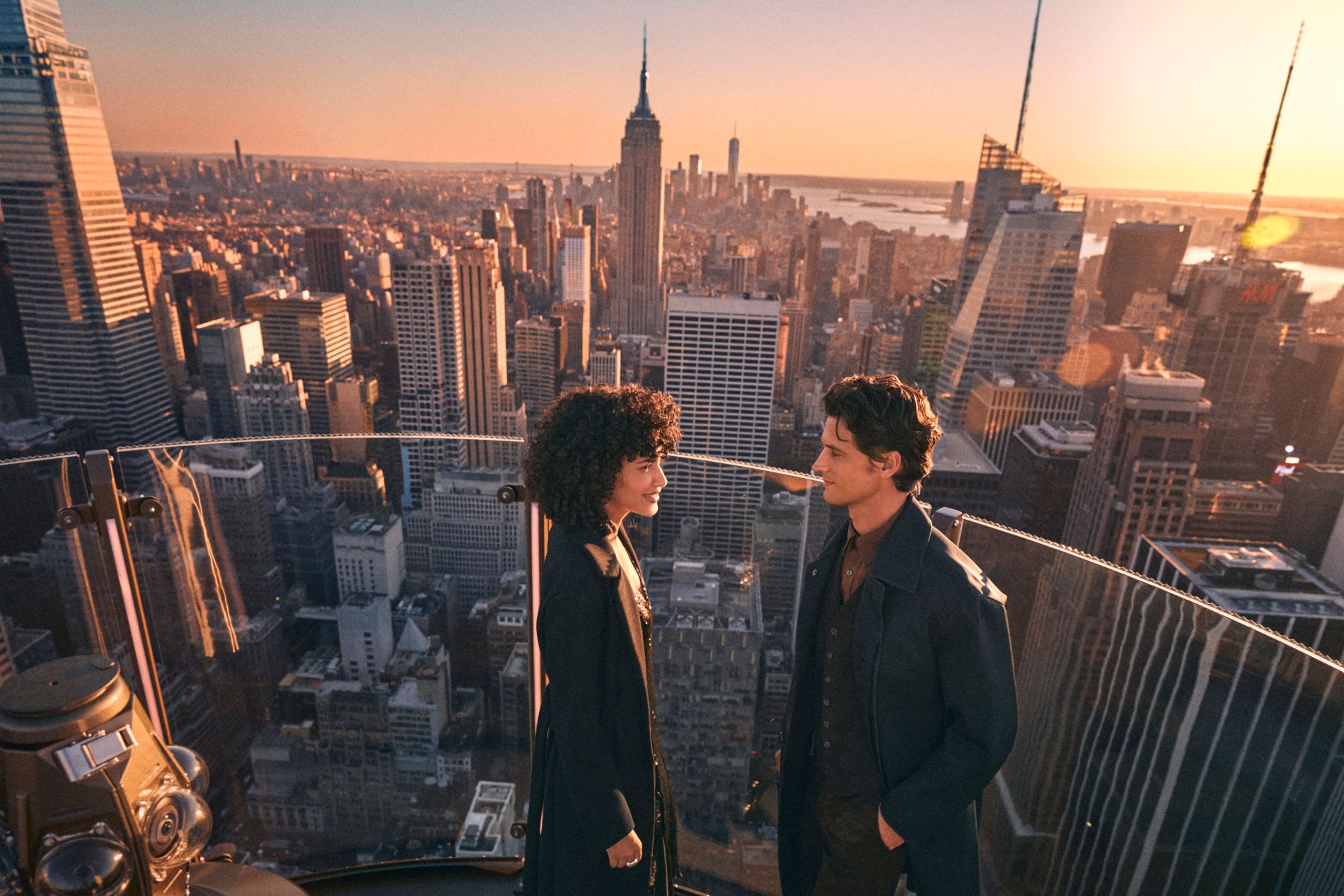 Coppia a bordo dell'attrazione Skylift al Top of the Rock a New York