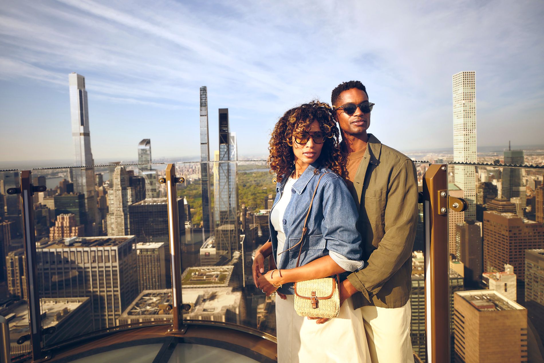 Coppia a bordo dell'attrazione Skylift al Top of the Rock a New York