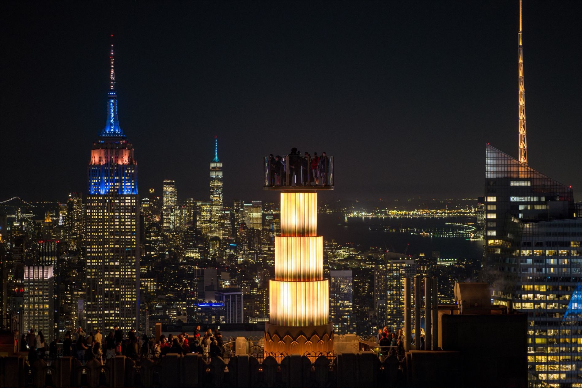 Turisti a bordo dell'attrazione Skylift al Top of the Rock a New York