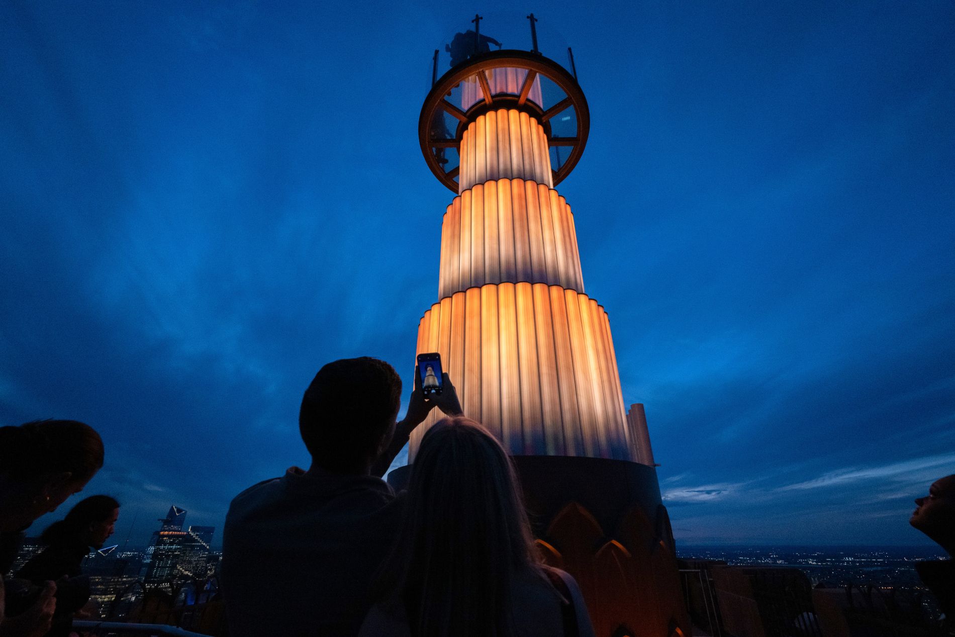 Coppia che fotografa l'attrazione Skylift al Top of the Rock a New York