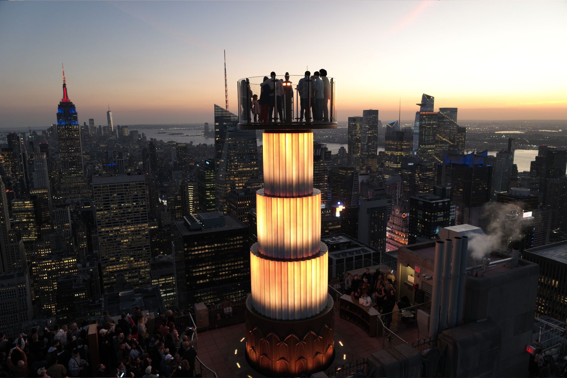 Tramonto sull'attrazione Skylift al Top of the Rock a New York