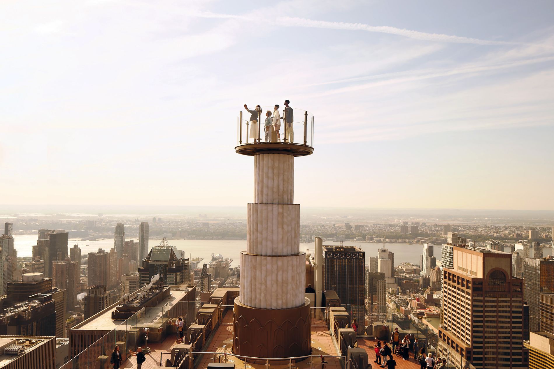 Famiglia in cima all'ascensore Skylift al Top of the Rock a New York