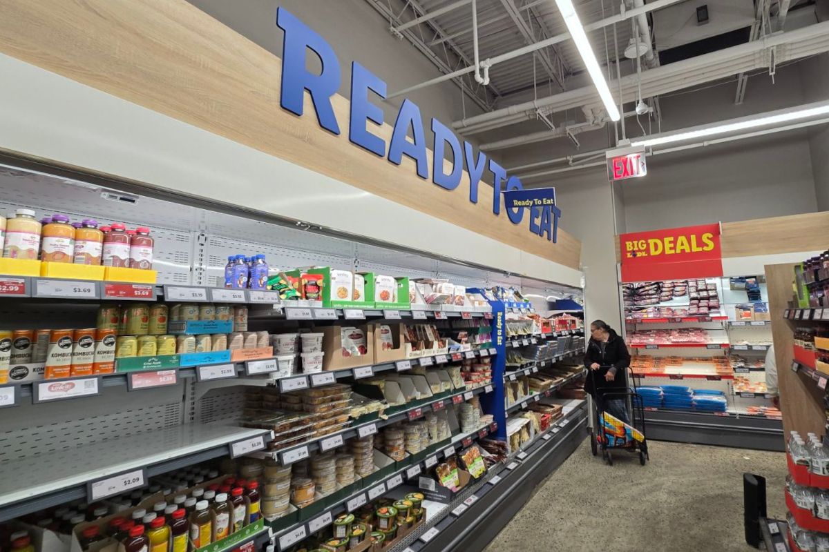 Uno scaffale nel supermercato Lidl nel Lower East Side di New York