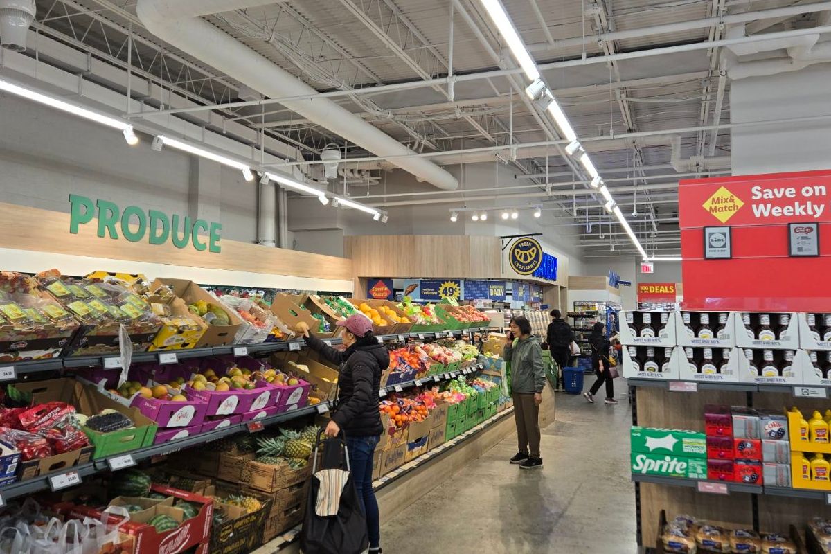 Il reparto frutta e verdura del supermercato Lidl nel Lower East Side di New York